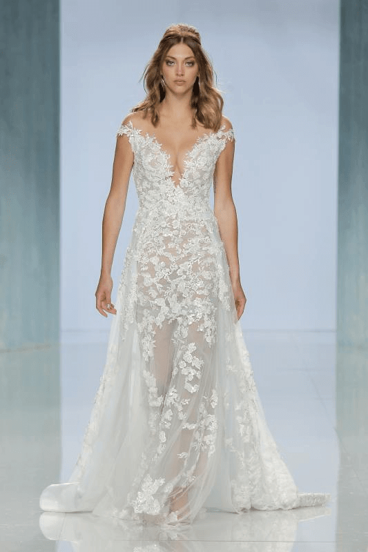 4. Vestido de noiva evasè com cauda sobreposta. Vestidos de Noiva em BH. Fernanda Viegas alta-costura. Vestidos Sob-Medida
